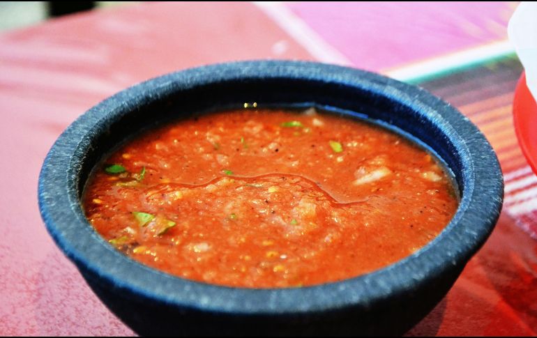 El chile de uña originario del sur de Jalisco es similar a la famosa salsa mexicana, pero se le agregan ingredientes extras. UNSPLASH / M. BOURKE