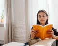 Leer por placer no es un lujo ni una pérdida de tiempo; es una inversión de alto impacto en tu salud cerebral y emocional. ESPECIAL / CANVA