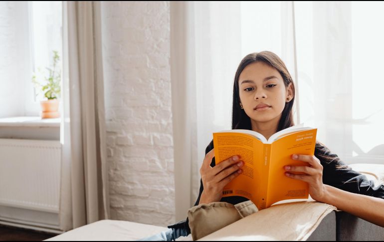 Leer por placer no es un lujo ni una pérdida de tiempo; es una inversión de alto impacto en tu salud cerebral y emocional. ESPECIAL / CANVA