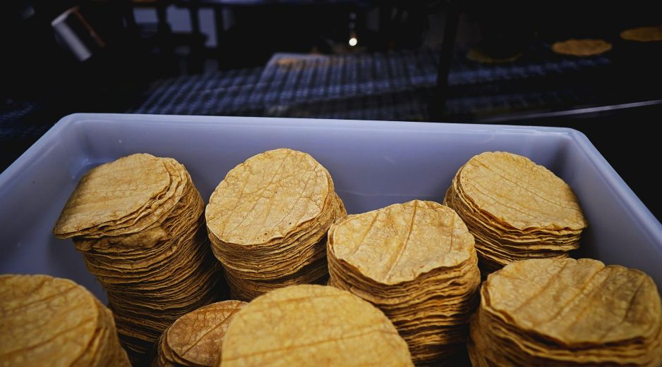 Tómate unos segundos para observar las tortillas antes de comprarlas y asegúrate de pagar por calidad. UNSPLASH / BRAD
