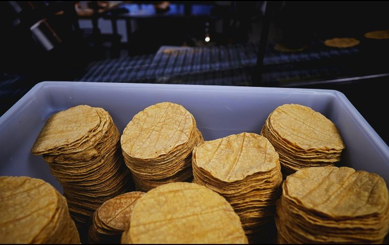 Tómate unos segundos para observar las tortillas antes de comprarlas y asegúrate de pagar por calidad. UNSPLASH / BRAD