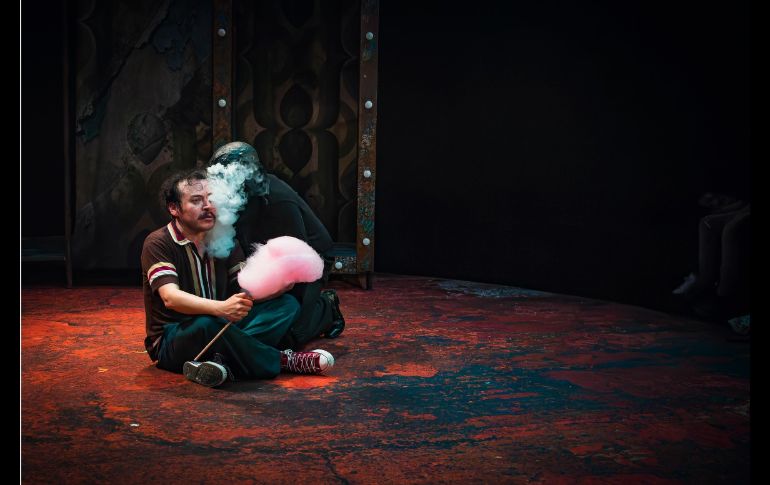 Alejandro Ibarra Morales interpreta a “Magenta”, el hombre que atraviesa esa extraña feria. CORTESÍA