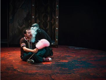 Alejandro Ibarra Morales interpreta a “Magenta”, el hombre que atraviesa esa extraña feria. CORTESÍA