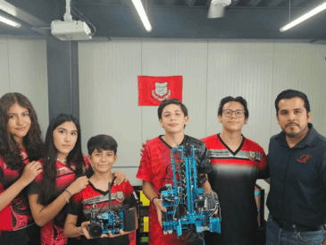 América, Ximena, Pablo, Juan, Rodrigo y el profesor Betancourt están listos para el reto (de izquierda a derecha). CORTESÍA