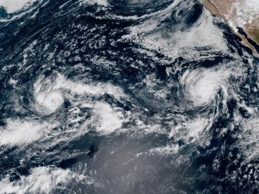 Mientras el huracán “Polo” avanza hacia Baja California Sur, autoridades meteorológicas advierten sobre la inminente formación del ciclón Rachel frente a las costas del Pacífico mexicano. AP/NOAA