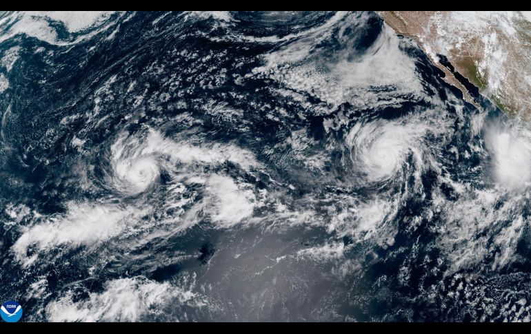 Mientras el huracán “Polo” avanza hacia Baja California Sur, autoridades meteorológicas advierten sobre la inminente formación del ciclón Rachel frente a las costas del Pacífico mexicano. AP/NOAA