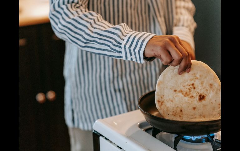 Aprende a preparar unas saludables tortillas de avena y chía en pocos minutos. Una receta fácil, rica en fibra y perfecta para salir de la rutina alimenticia. ESPECIAL/PEXELS