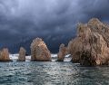 Aunque el centro del huracán "Polo" permanece alejado de la península, su circulación incrementará la probabilidad de intervalos de chubascos en Baja California Sur. ESPECIAL / CANVA