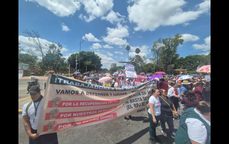 Alrededor de 200 inconformes participaron en la movilización en Federalismo y Juárez. EL INFORMADOR/O. González