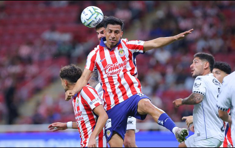 Chivas mantuvo su intención de construir desde atrás, pero la presión de Querétaro provocó errores que terminaron siendo determinantes. IMAGO7