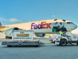 Fotografía cedida por FedEx que muestra a un hombre transportando el contenedor de uno de los osos panda gigantes que llegó este domingo al zoológico de Atlanta procedente de China. EFE/ Fedex