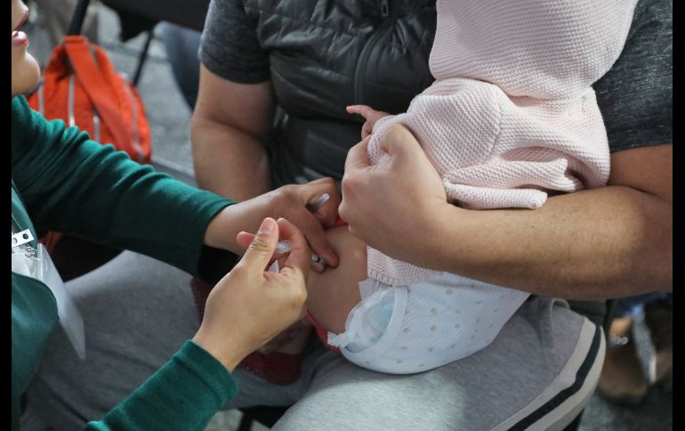 Durante los primeros meses y años de vida, el esquema incorpora otros biológicos, entre ellos la hexavalente y la vacuna contra rotavirus. IMSS