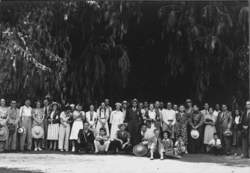 Personas frente al Tronco del gigantesco arbol de Santa Maria del Tule en Oaxaca entre las décadas de 1930 o 1940. EL INFORMADOR / ARCHIVO