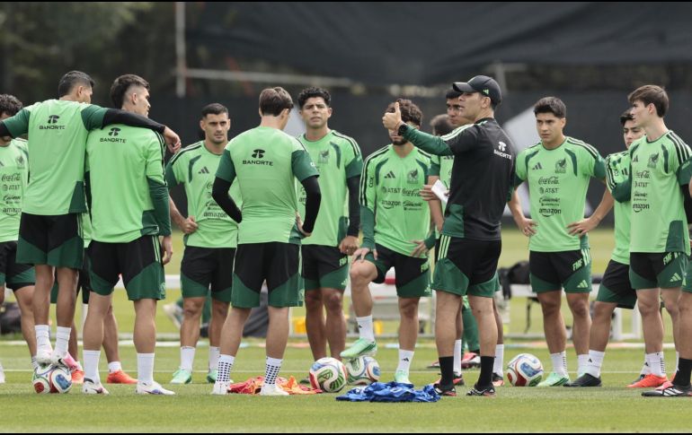 En su debut ante Colombia, el Tri tuvo destellos de buen futbol, pero estuvo lejos de ser un equipo que impusiera un estilo de juego. EFE / ARCHIVO