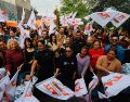 El presidente municipal Gerardo Quirino Velázquez Chávez, acompañado de vecinos de la zona, encabezó el arranque de los trabajos. ESPECIAL/Gobierno de Tlajomulco