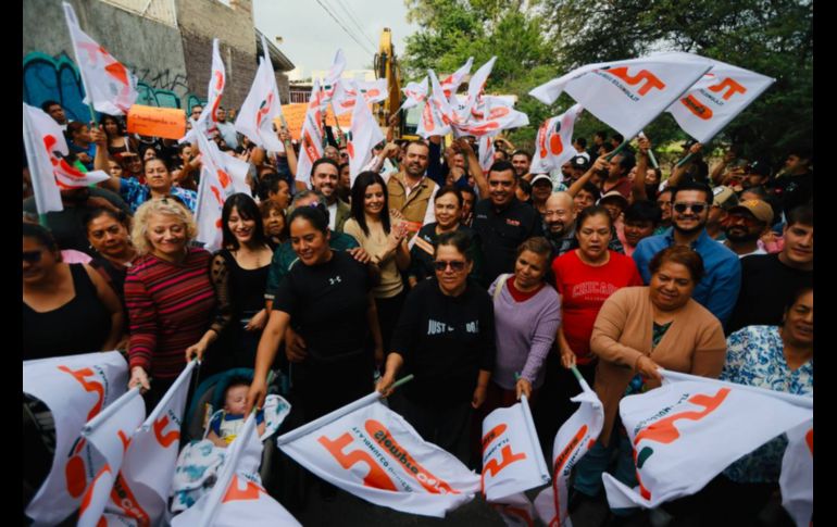 El presidente municipal Gerardo Quirino Velázquez Chávez, acompañado de vecinos de la zona, encabezó el arranque de los trabajos. ESPECIAL/Gobierno de Tlajomulco