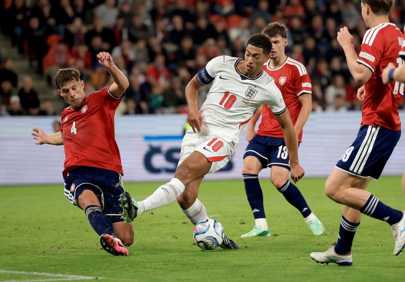 Inglaterra se recuperó de su derrota inicial ante los campeones del mundo con una victoria sobre Chequia. EFE / M. DIVISEK