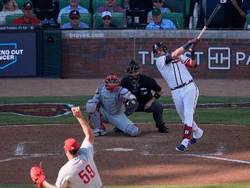 Austin Riley pegó jonrón productor de tres carreras en la octava entrada para darle la victoria a los Bravos de Atlanta. AP/M. Stewart