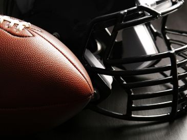 Hay equipos que en este inicio de temporada de NFL las han sufrido en la posición más determinante del campo: la de mariscal. ESPECIAL / CANVA