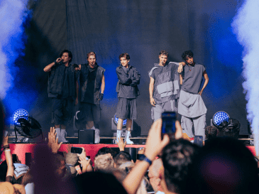 El cartel de las Fiestas de Octubre 2026 se engalana con la confirmación de Santos Bravos como su primer artista sorpresa. La innovadora agrupación de pop latino promete un espectáculo inolvidable en el Auditorio Jalisco. ESPECIAL/ Facebook/ Santos Bravos