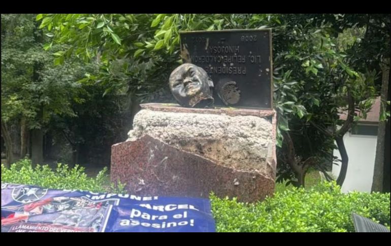 La estatua de Calderón nunca fue reparada por el actual gobierno de la 4T, por lo que los manifestantes la tomaron del piso para vandalizarla. SUN/CORTESÍA