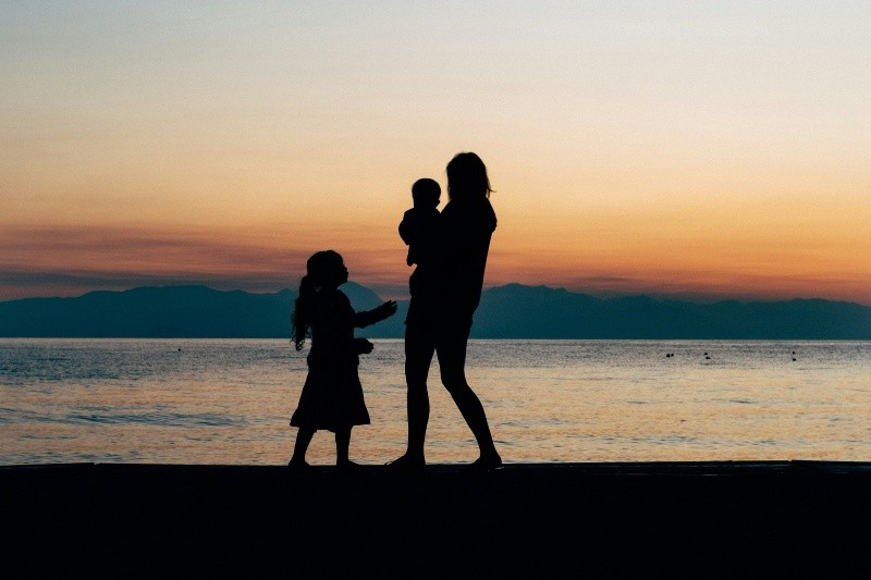 Ser madres representa una mayor diferencia en la brecha salarial. UNSPLASH