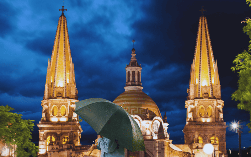 Para el Área Metropolitana de Guadalajara, el pronóstico meteorológico indica un día marcadamente húmedo y otoñal. ESPECIAL / CANVA