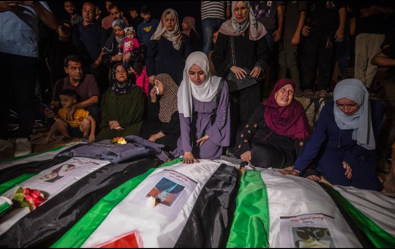 Los dolientes encienden velas durante un funeral colectivo y una vigilia en memoria de 105 palestinos cerca de los escombros del edificio Al Tajj en la Ciudad de Gaza, Franja de Gaza, el 30 de septiembre de 2026.EFE/M. Saber