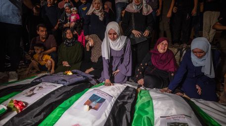 Los dolientes encienden velas durante un funeral colectivo y una vigilia en memoria de 105 palestinos cerca de los escombros del edificio Al Tajj en la Ciudad de Gaza, Franja de Gaza, el 30 de septiembre de 2026.EFE/M. Saber