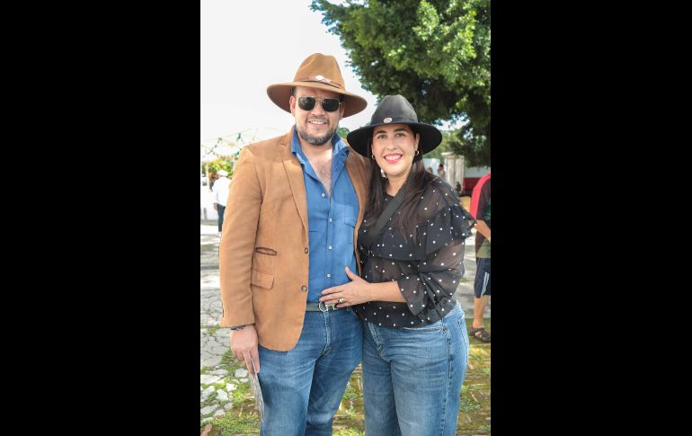 Enrique Guerra y Mariana Parrilla. GENTE BIEN JALISCO / Tercera novillada