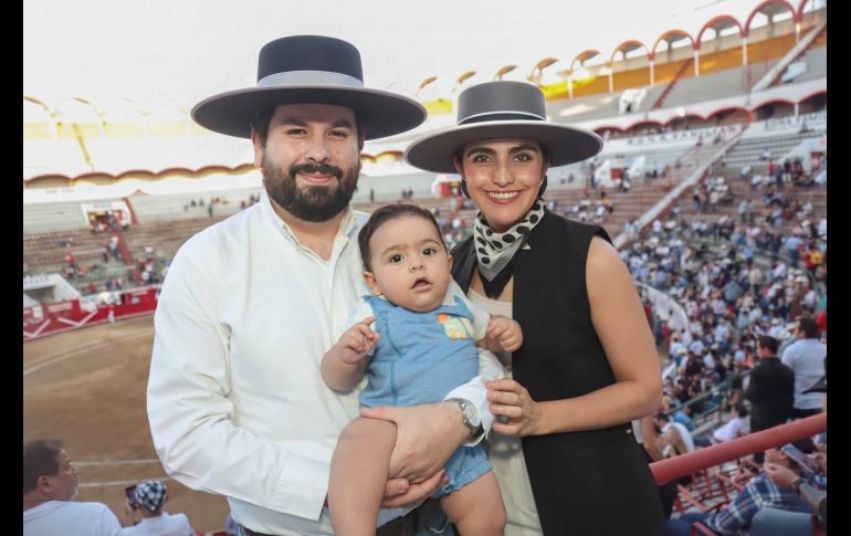 Nicolás García de León, Nicolás García de León Mota y Mariana Mota. GENTE BIEN JALISCO / Tercera novillada