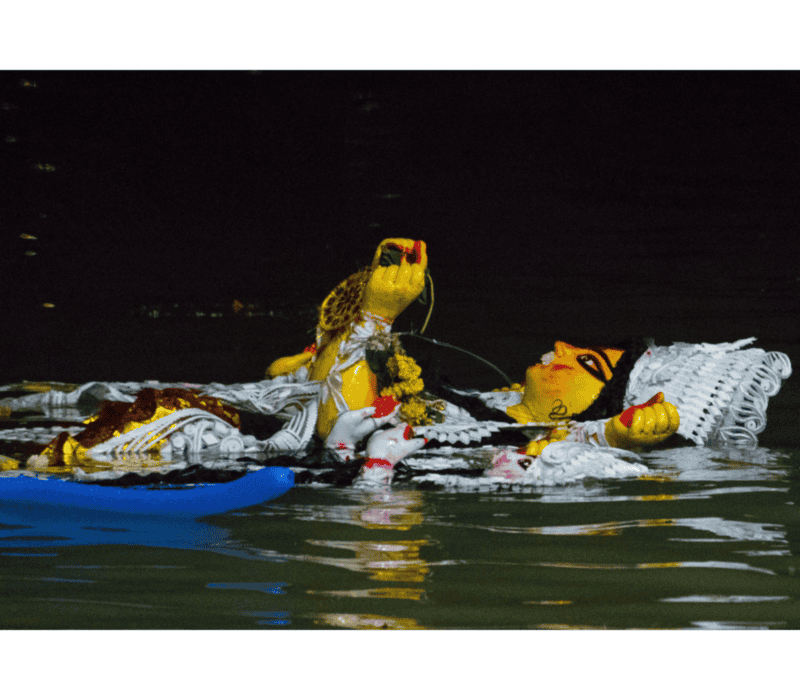 En lugar de sumergir las figuras directamente en el río principal, se ha fomentado la creación de estanques artificiales temporales.&nbsp;UNESCO