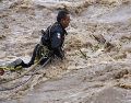 El hombre fue arrastrado por la corriente del río junto con su esposa y dos hijos en la localidad de La Cuesta. AFP/ARCHIVO