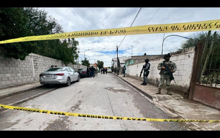 Integrantes de la Policía y Guardia Nacional custodian el exterior de una secundaria donde se registró un ataque este jueves, en Torreón. EFE/M. Hartz