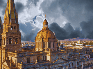 El cielo de Guadalajara permanecerá mayormente nublado a lo largo de toda la jornada. ESPECIAL / CANVA