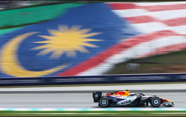 Por la tarde en Sepang los tiempos generales mejoraron, aunque Leclerc no logró superar el registro matinal de Verstappen. EFE / F. Ismail