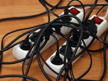 La desventaja con los multicontactos es que, si se quedan conectados mientras no se utilizan, estos siguen gastando electricidad. ESPECIAL / CANVA