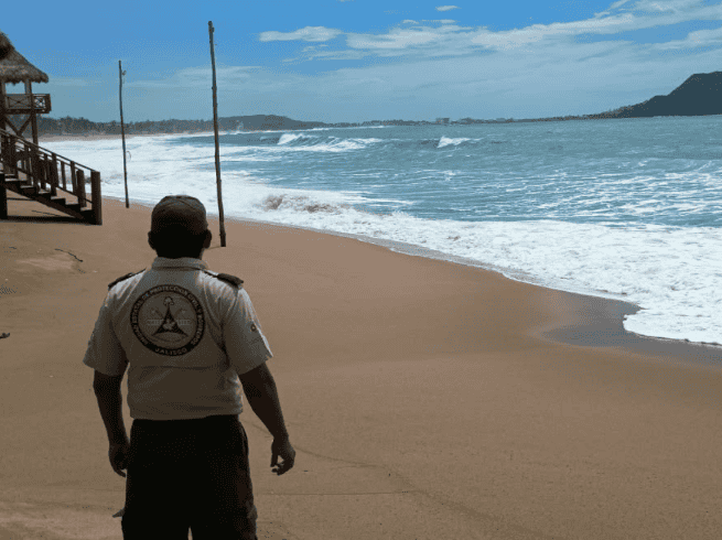 La mañana de este viernes 2 de octubre, Protección Civil de Puerto Vallarta confirmó que persiste la bandera roja en todas las playas del municipio. ESPECIAL/Protección Civil Jalisco