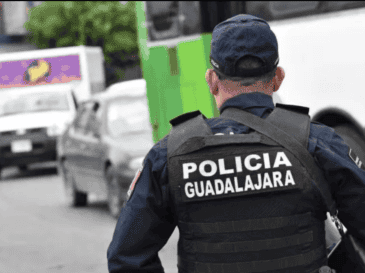 El hombre, de 43 años de edad, dijo ser elemento activo de la Comisaría de Guadalajara y, sobre los hechos, refirió que se encontraba en un comercio de la colonia San Martín de las Flores. ESPECIAL / GOBIERNO DE GUADALAJARA