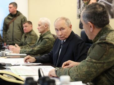 Durante su visita, Putin inspeccionó una serie de armas, incluidos nuevos drones Geran de propulsión a chorro utilizados contra Ucrania. EFE/A. Kazarov