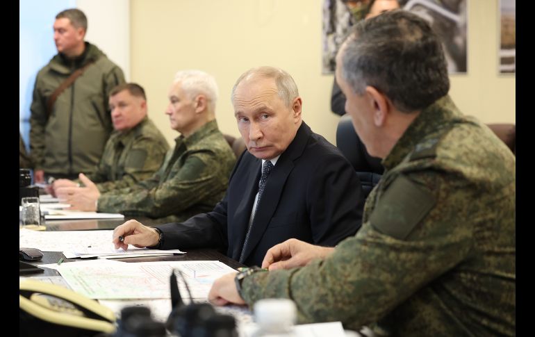 Durante su visita, Putin inspeccionó una serie de armas, incluidos nuevos drones Geran de propulsión a chorro utilizados contra Ucrania. EFE/A. Kazarov