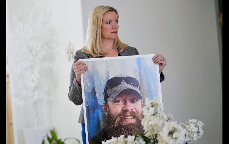 Stacey Wales, hermana del fallecido Christopher Pelkey, muestra una foto de su hermano en la casa de su madre, el 7 de mayo de 2025, en Chandler, Arizona. AP/ARCHIVO