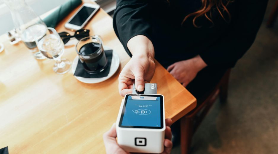 Los pagos sin contacto que permiten realizar la compra con solo acercar el plástico a la terminal no necesitan NIP. UNSPLASH