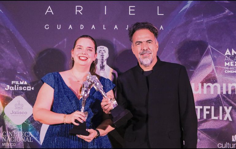 El director Alejandro González Iñárritu y la editora Mónica Salazar posan con sus estatuillas del Premio Ariel por la cinta “Bardo, falsa crónica de unas cuantas verdades”. EL INFORMADOR