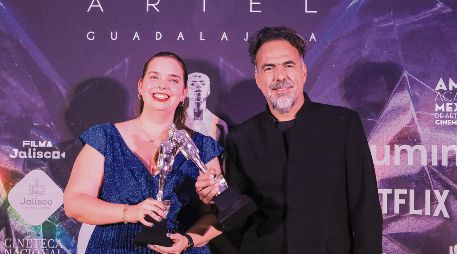 El director Alejandro González Iñárritu y la editora Mónica Salazar posan con sus estatuillas del Premio Ariel por la cinta “Bardo, falsa crónica de unas cuantas verdades”. EL INFORMADOR