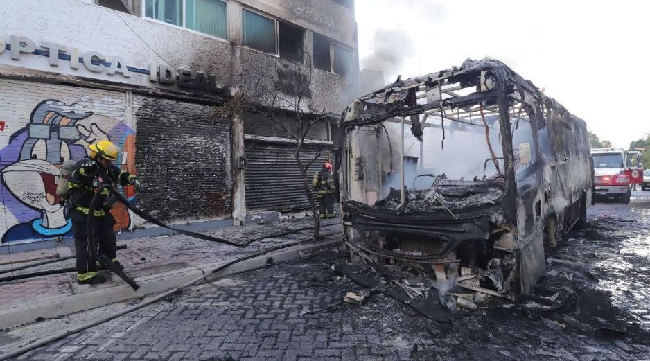 El camión quedó totalmente destruido debido a las llamas. ESPECIAL/Bomberos de Guadalajara