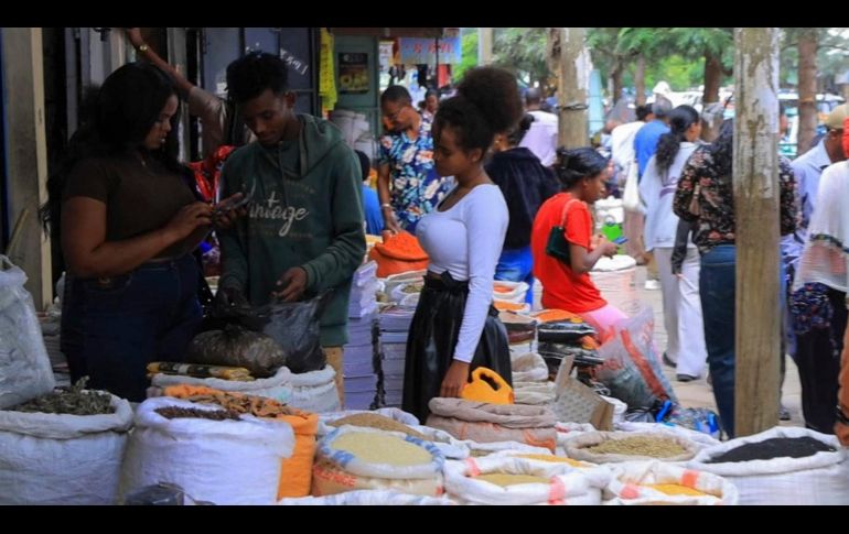 La población de Mekelle lamentó la subida de precios de productos básicos y la escasez de efectivo tras los nuevos combates en la zona. EFE/M. Amare