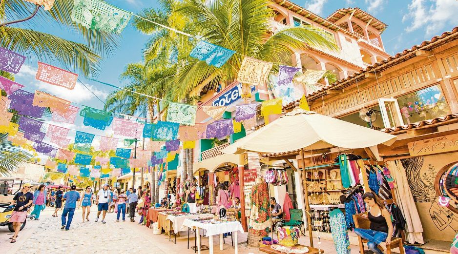 Vista de las calles de Sayulita, adornadas con papeles picados y palmeras. ESPECIAL