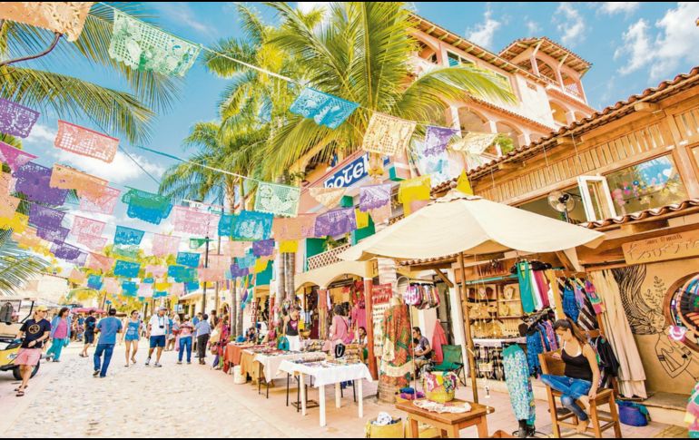 Vista de las calles de Sayulita, adornadas con papeles picados y palmeras. ESPECIAL