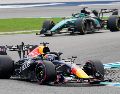 El piloto neerlandés de Red Bull Max Verstappen maneja por delante del piloto británico de Mercedes George Russell. AP/V. Thian